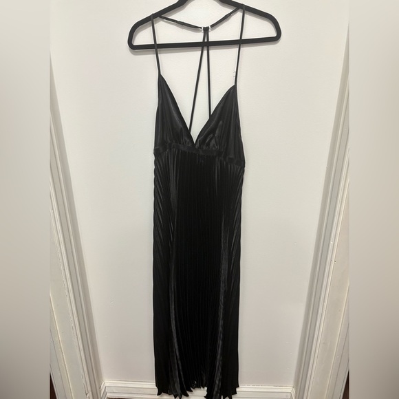 Gorgeous Black Dress - Picture 1 of 2